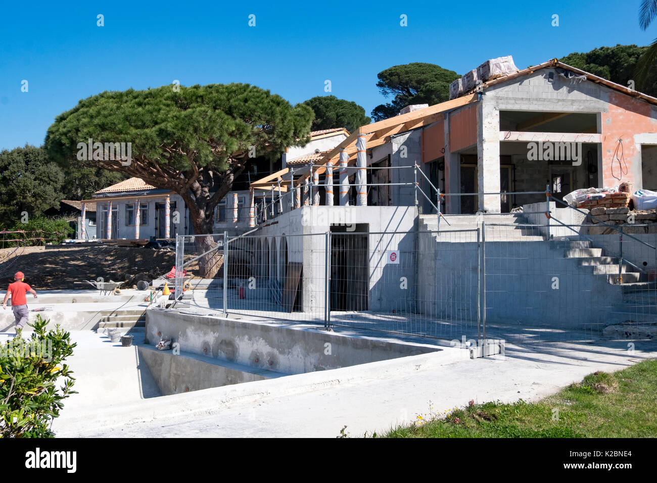 Grosses Haus mit Pool im Bau im Süden Frankreichs Stockfoto