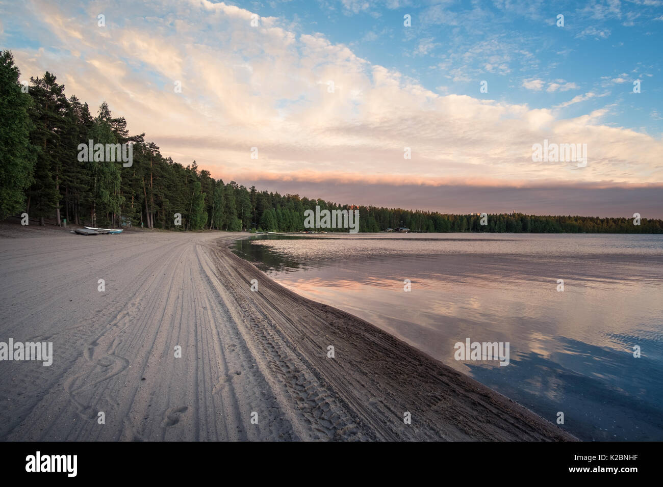 Sonnenuntergang am Strand mit Stimmungslicht im Sommer Abend in Nurmijärvi, Finnland Stockfoto