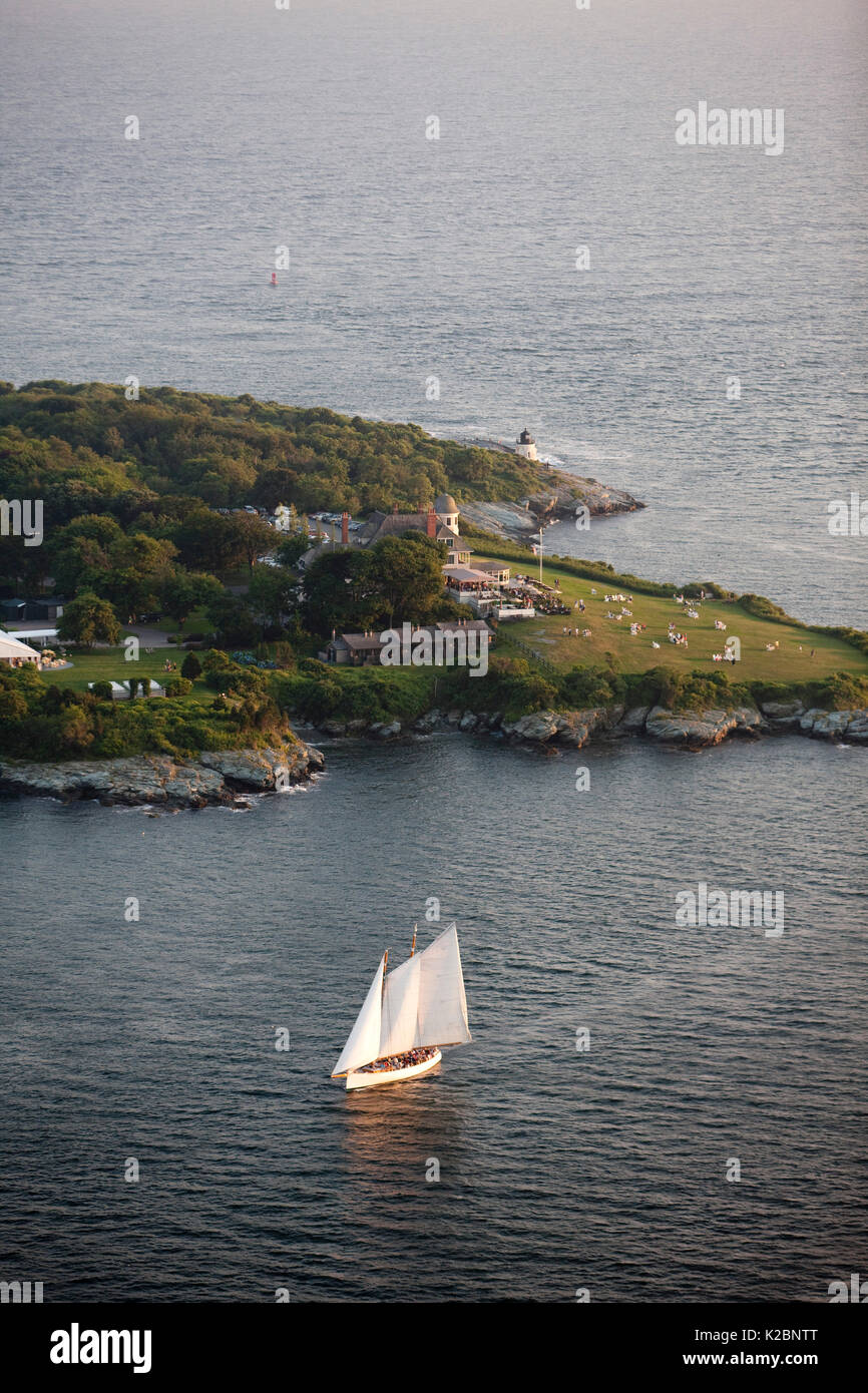 Luftaufnahme der Burg mit Yacht, Newport, Rhode Island, USA, Juli 2009. Stockfoto