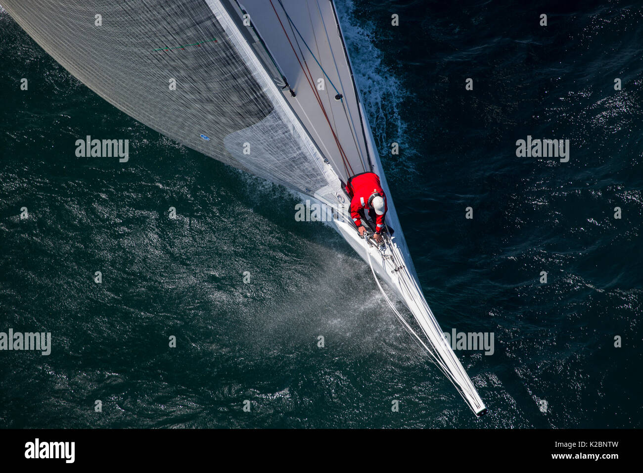 Luftaufnahme der Crew an Bord der Rambler Yacht auf dem Newport Bermuda Race Start, Newport, Rhode Island, USA, Juni 2012. Stockfoto