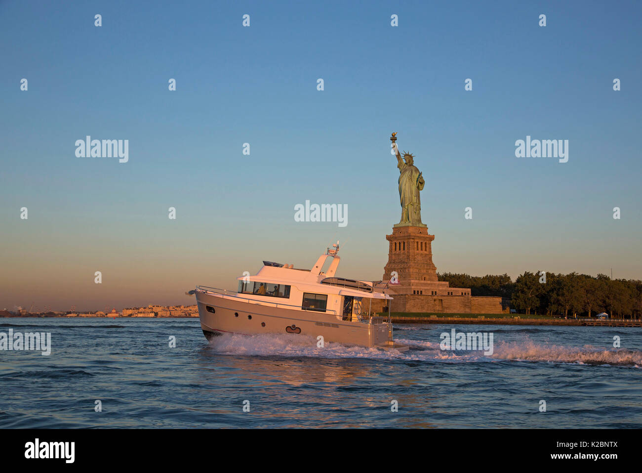 Swift Trawler 50 in New York City mit Freiheitsstatue, New York, USA, September 2013. Stockfoto