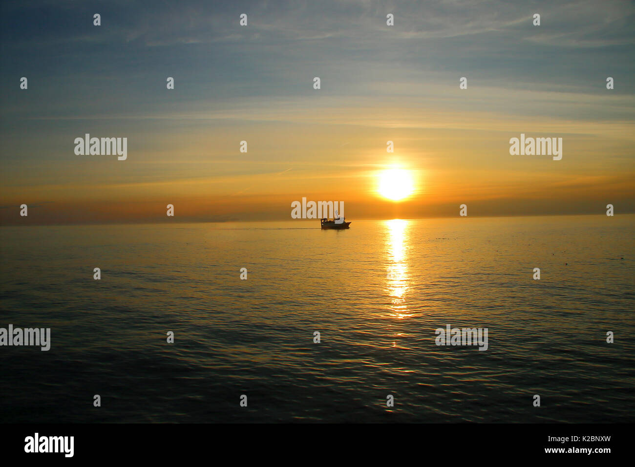 Fischereifahrzeug" Harvester" bei Sonnenaufgang Schleppnetzfischerei, Nordsee, September 2015. Eigentum veröffentlicht. Stockfoto