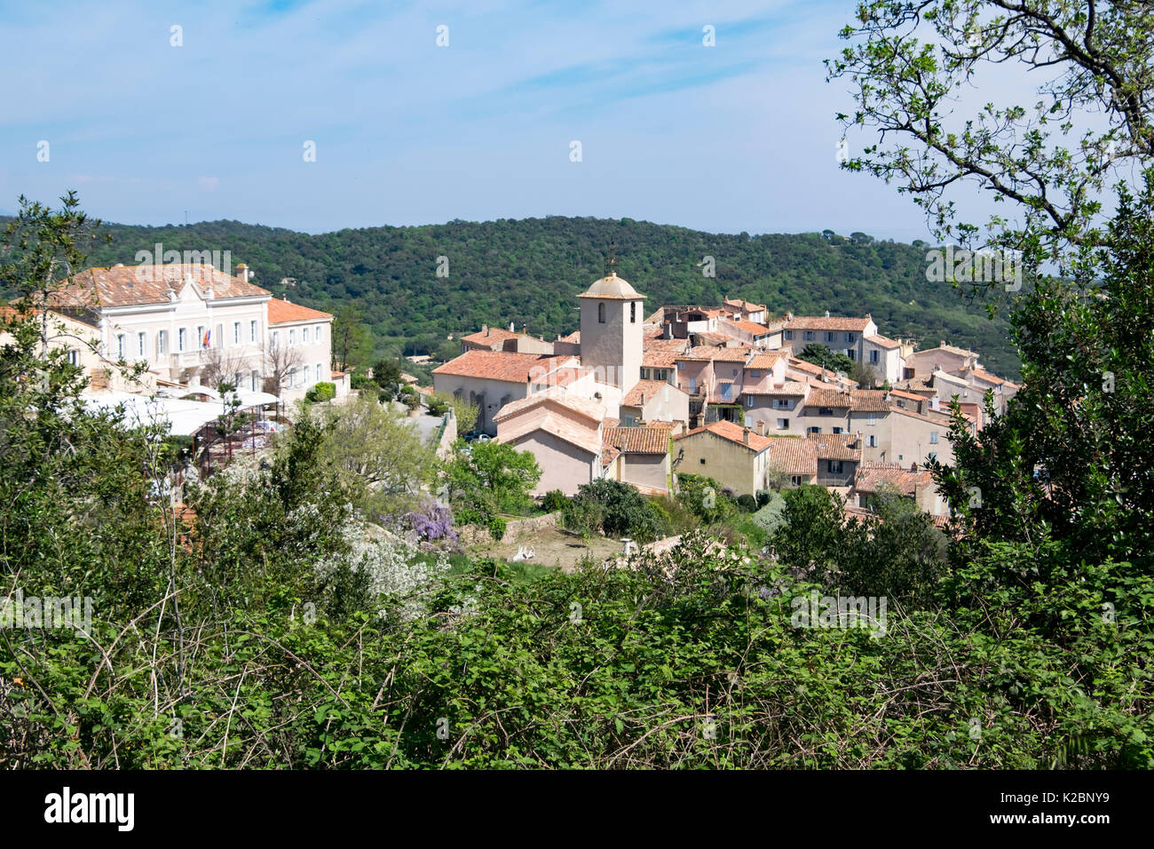 Malerischer Blick auf die provenzalischen Dorf Ramatuelle an der französischen Riviera Stockfoto