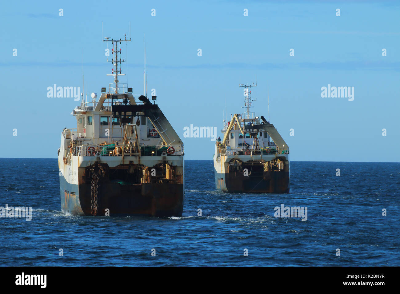 Französische hecktrawlern Bressay Bank und Andre Leduc nähern Hafen Peterhead im Nordosten Schottlands, August 2015. Stockfoto