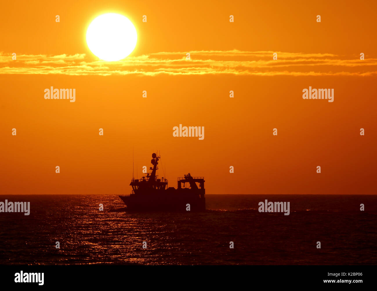 Sonne über Fischereifahrzeug. Nordsee, August 2015. Eigentum veröffentlicht. Stockfoto