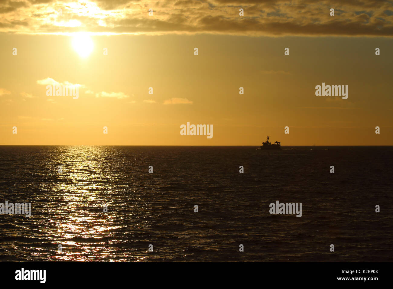 Sonne über Fischereifahrzeug. Nordsee, August 2015. Eigentum veröffentlicht. Stockfoto