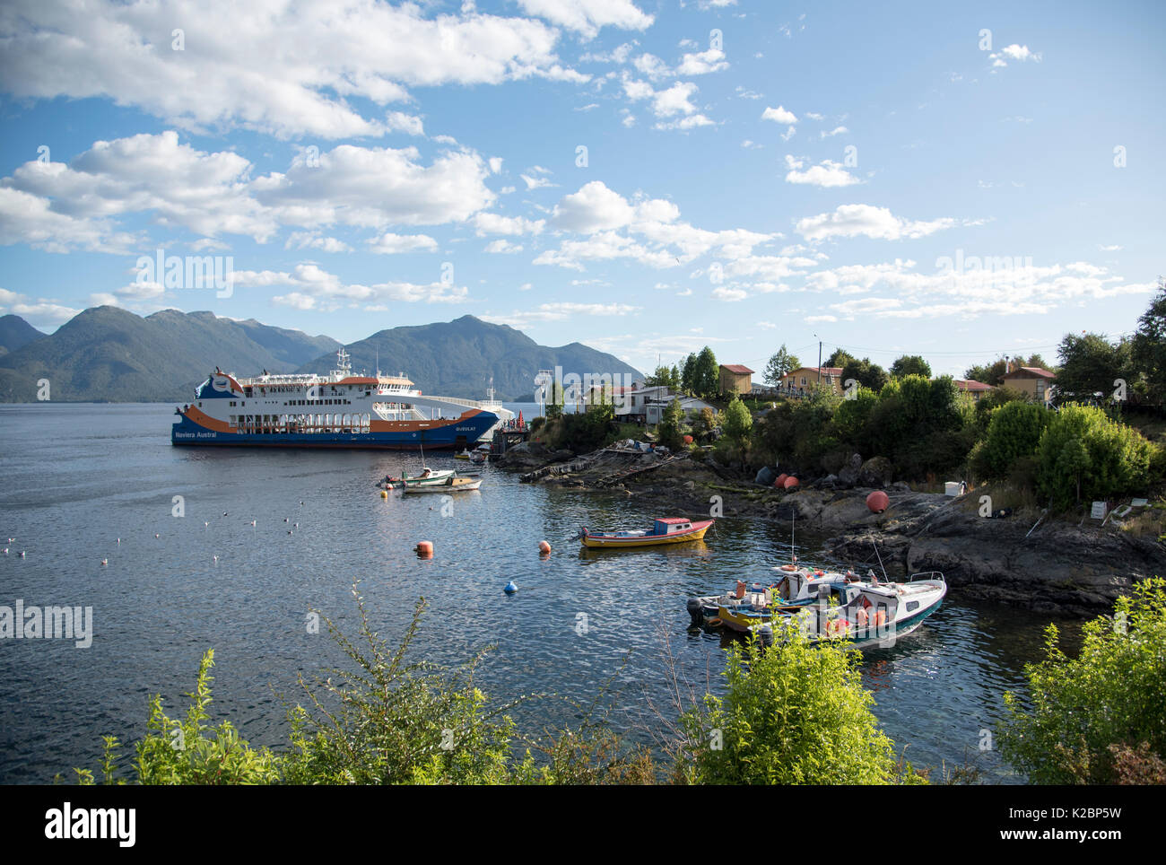 Quelat Fähre bei Puerto Gaviota Transporte Fracht und Passagiere zwischen Puerto Chacabuco und Chiloe Insel. Die chilenischen Fjorde, Chile, Südamerika. Februar 2016. Stockfoto