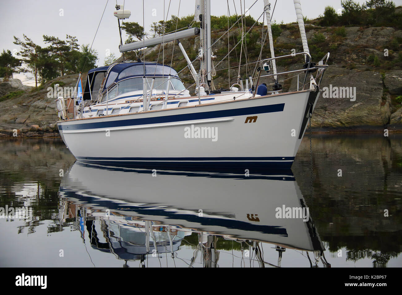 Yachtcharter in geschützten Bucht ankern. Schweden, Juni 2014. Stockfoto