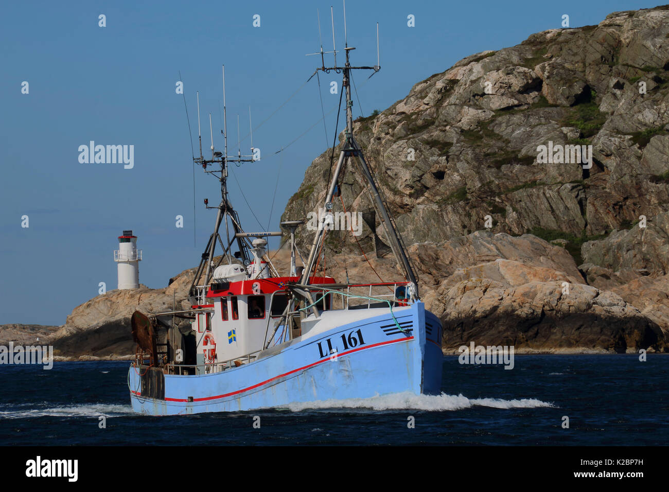 Schwedische Fischereifahrzeuge in Richtung Hafen, Europa. Juni 2014. Stockfoto