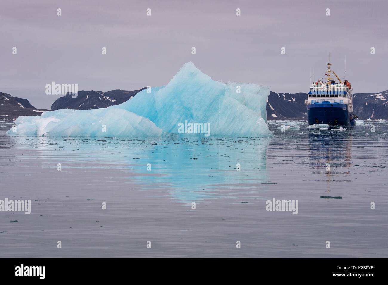 MS Quest vorbei Eisbergs, Björnfjorden, Svalbard, Norwegen, September 2014. Alle nicht-redaktionelle Verwendungen muß einzeln beendet werden. Stockfoto