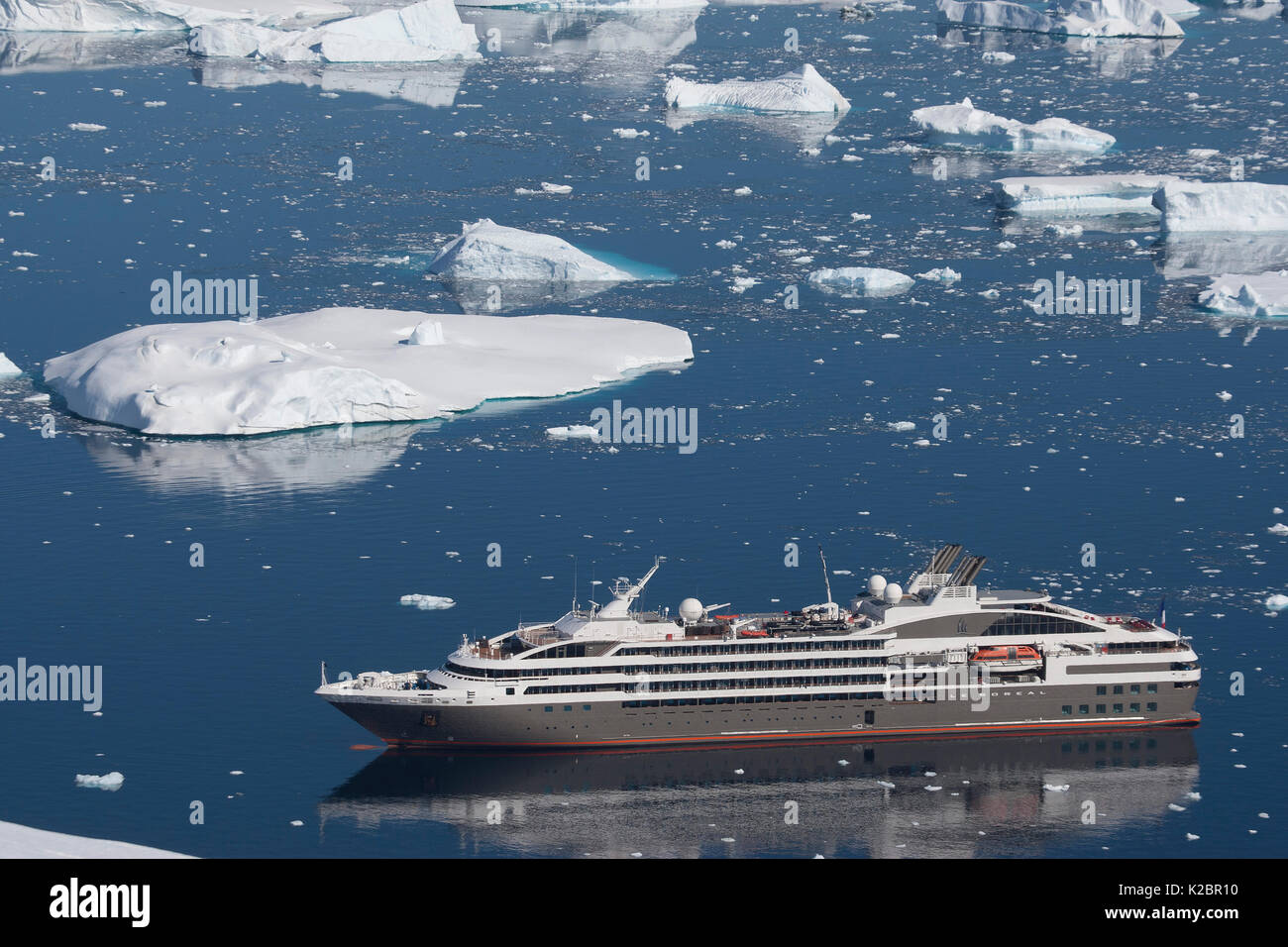 Hohe Betrachtungswinkel von 'Le Boreal" Fahrgastschiff, von Aussichtspunkt am Port Charcot, Stand Island, Antarktische Halbinsel. Februar 2012. Alle nicht-redaktionelle Verwendungen muß einzeln beendet werden. Stockfoto