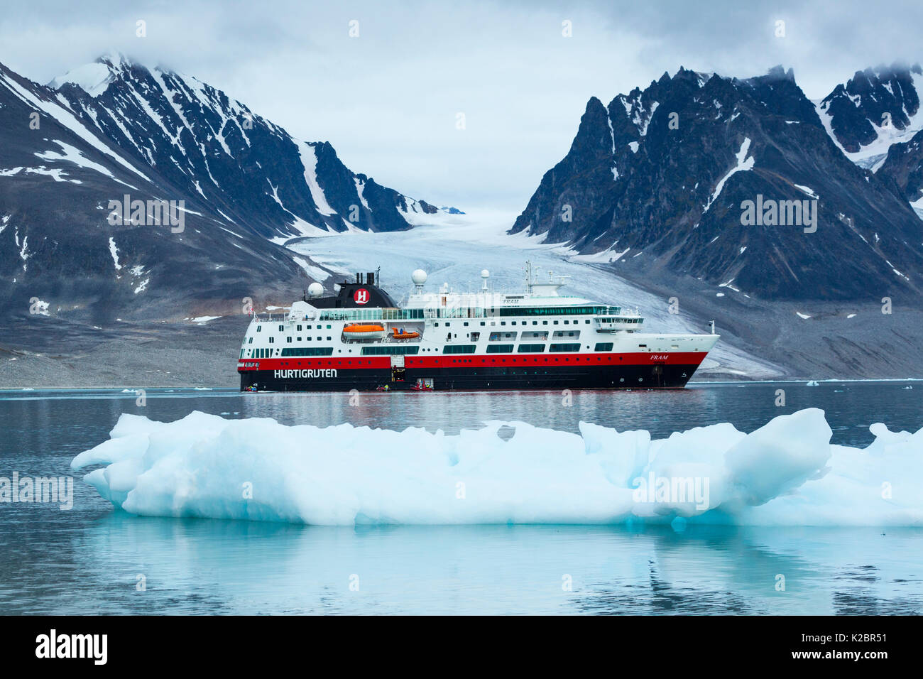 Expedition Boot segeln durch schwimmende Eis, Spitzbergen, Svalbard Inseln, Arktischen Ozean, Norwegen. Alle nicht-redaktionelle Verwendungen muß einzeln beendet werden. Stockfoto