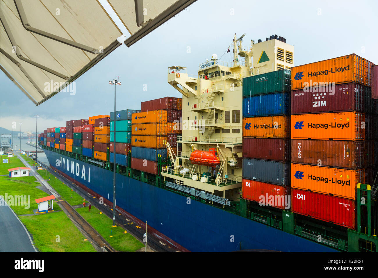 Container schiff durch den Panamakanal im Regen, Panama City, Panama, Mittelamerika. Alle nicht-redaktionelle Verwendungen muß einzeln beendet werden. Stockfoto