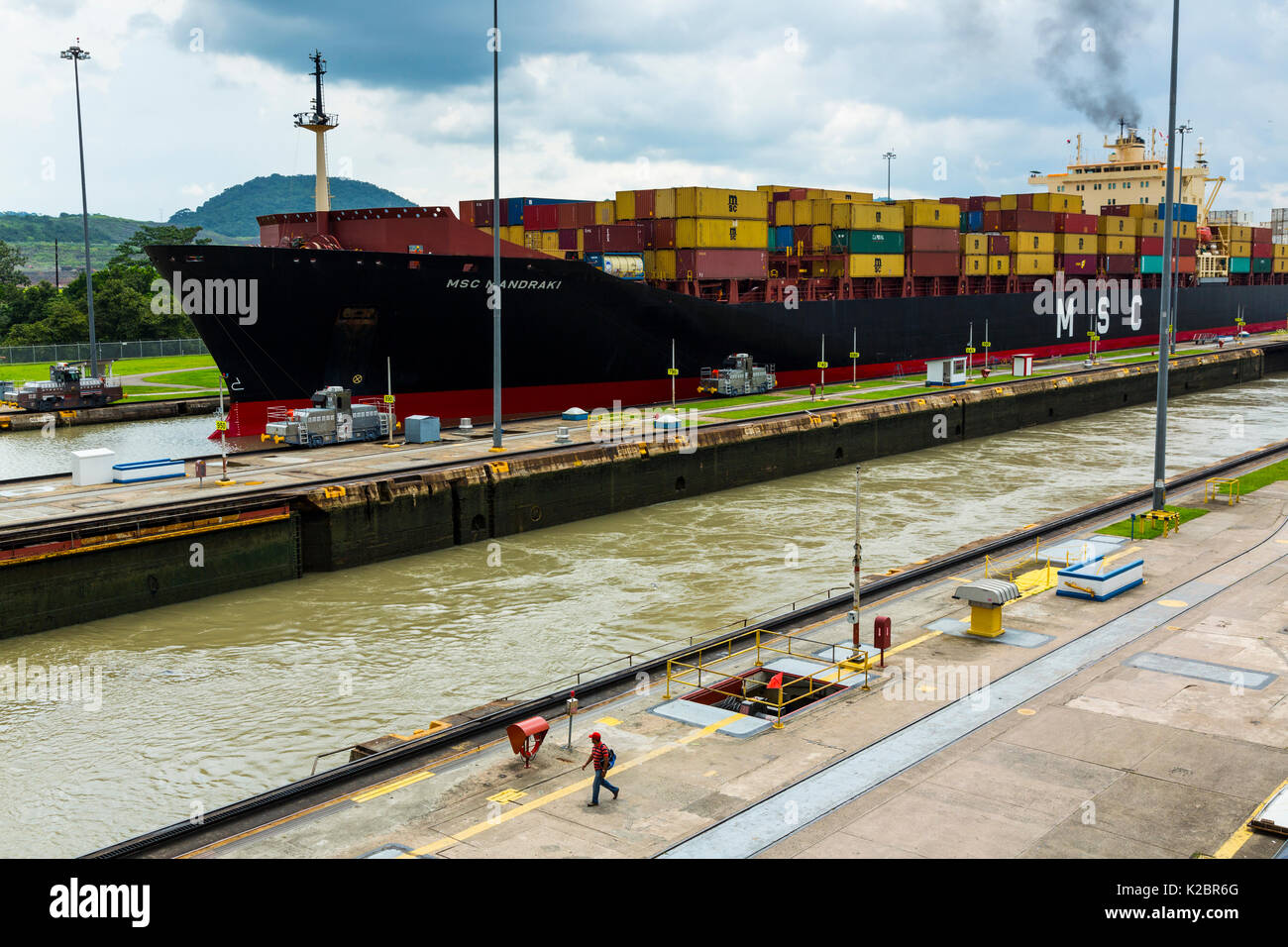 Container schiff durch den Panamakanal, Panama City, Panama, Mittelamerika. Alle nicht-redaktionelle Verwendungen muß einzeln beendet werden. Stockfoto