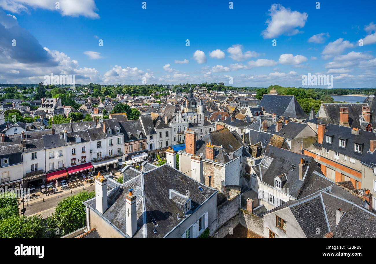 Frankreich, Center-Val de Loire, Amboise, Blick über die Dächer der Stadt, von den Zinnen der Königlichen Schloss Château d'Amboise Stockfoto