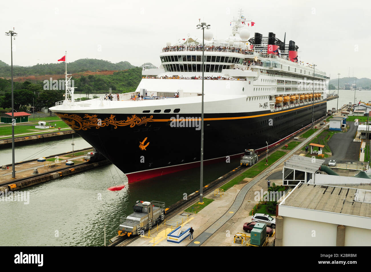 Große Kreuzfahrtschiffe, die durch den Panamakanal, Panama. Mai 2008. Alle nicht-redaktionelle Verwendungen muß einzeln beendet werden. Stockfoto