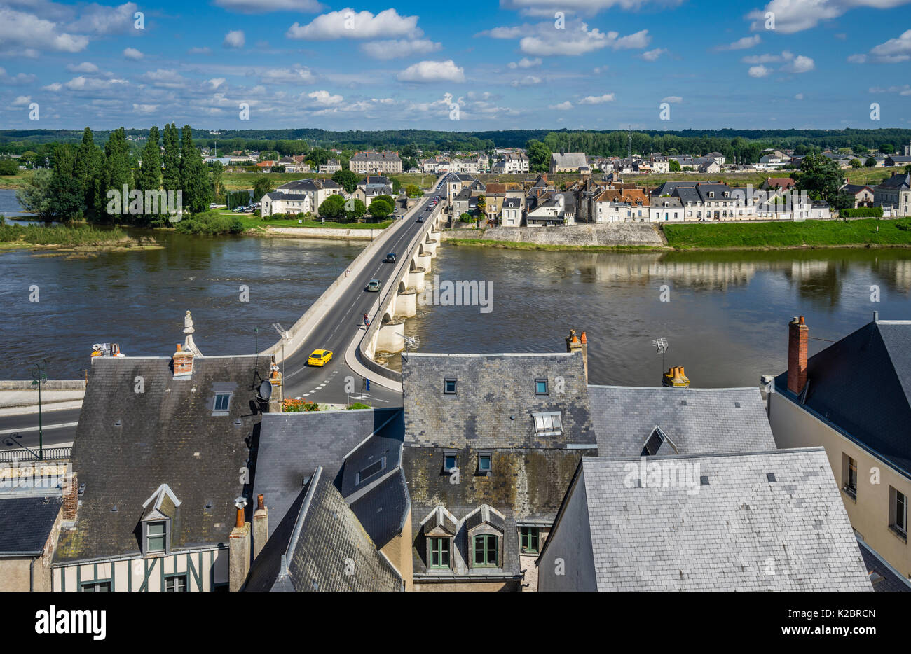 Frankreich, Center-Val de Loire, Amboise, Blick auf den Fluss Loire, von den Zinnen der Königlichen Schloss Château d'Amboise, Pont du Maréchal Lecle Stockfoto
