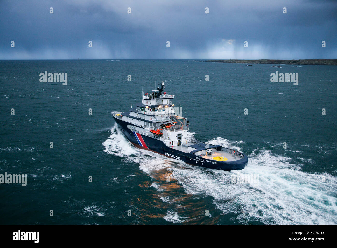 Tug'Abeille Bourbon' mit Regen Wolken am Horizont, Iroise, Brest, Bretagne, Frankreich, April 2005. Alle nicht-redaktionelle Verwendungen muß einzeln beendet werden. Stockfoto