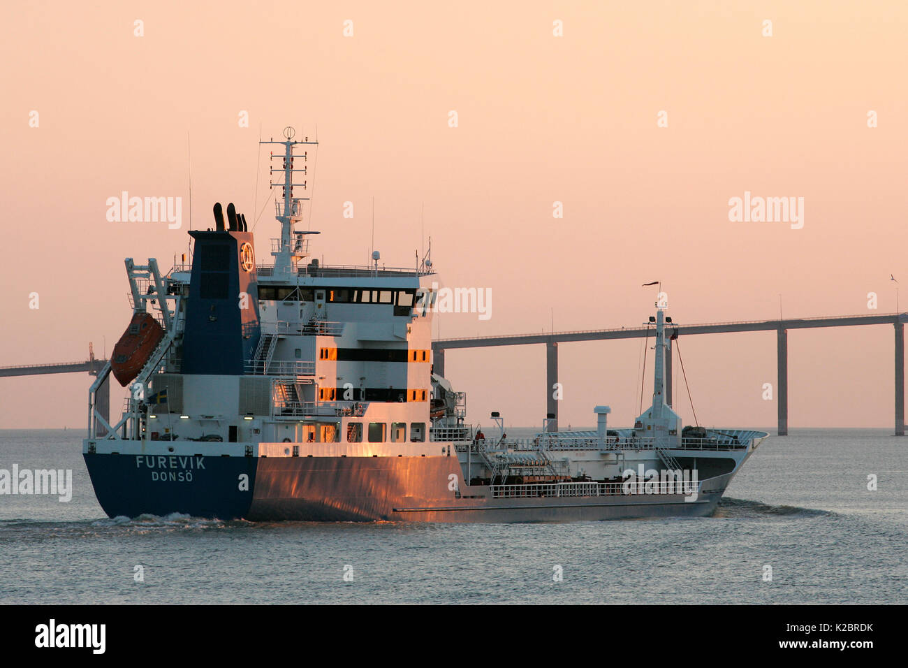 Tug Boat an der Küste von St. Nazaire bei Sonnenuntergang, Bretagne, Frankreich, April 2005. Alle nicht-redaktionelle Verwendungen muß einzeln beendet werden. Stockfoto