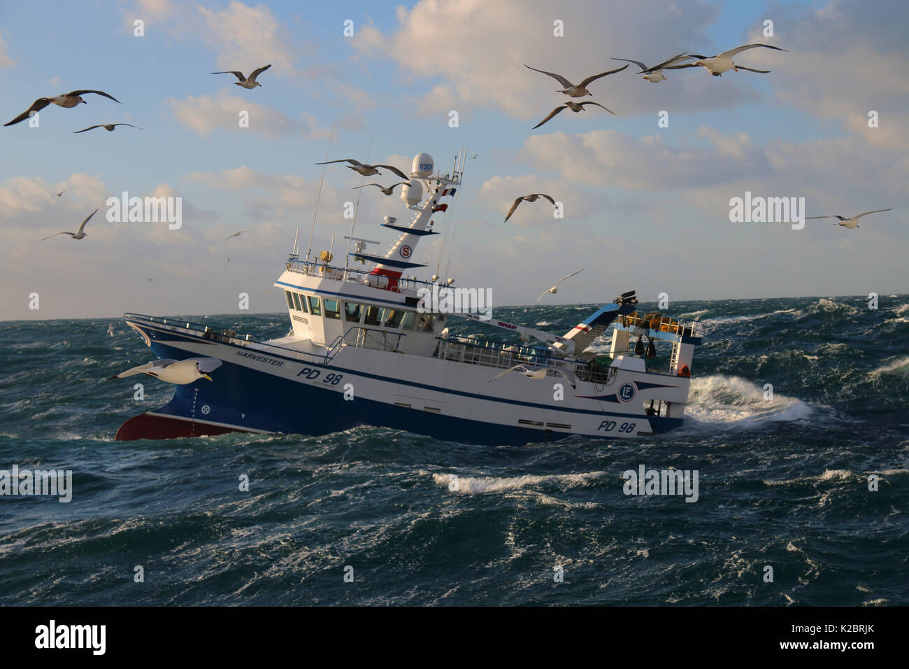 Fischereifahrzeug" Harvester' Arbeiten in schweren schwillt an, die durch an der Nordsee, Dez 2014 umgeben. Eigentum veröffentlicht. Alle nicht-redaktionelle Verwendungen muß einzeln beendet werden. Stockfoto