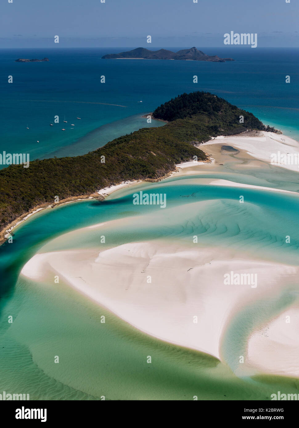 Blick auf den weißen Sandstrand und das blaue Wasser der Whitsunday Island, Queensland, Australien. November 2012. Stockfoto