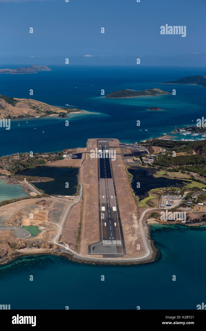 Luftaufnahme der Start- und Landebahn von Hamilton Island Airport, Cairns, Queensland, Australien. November 2012. Stockfoto
