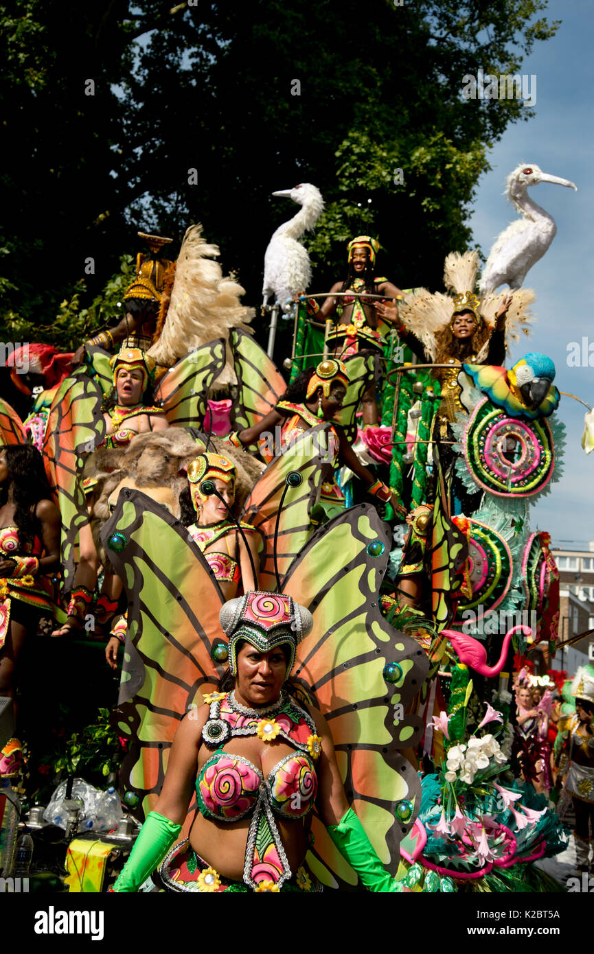 Notting Hill Carnival 28. August 2017. West London, England. Paraiso Schule von Samba float mit Tänzern und Vögel. Stockfoto