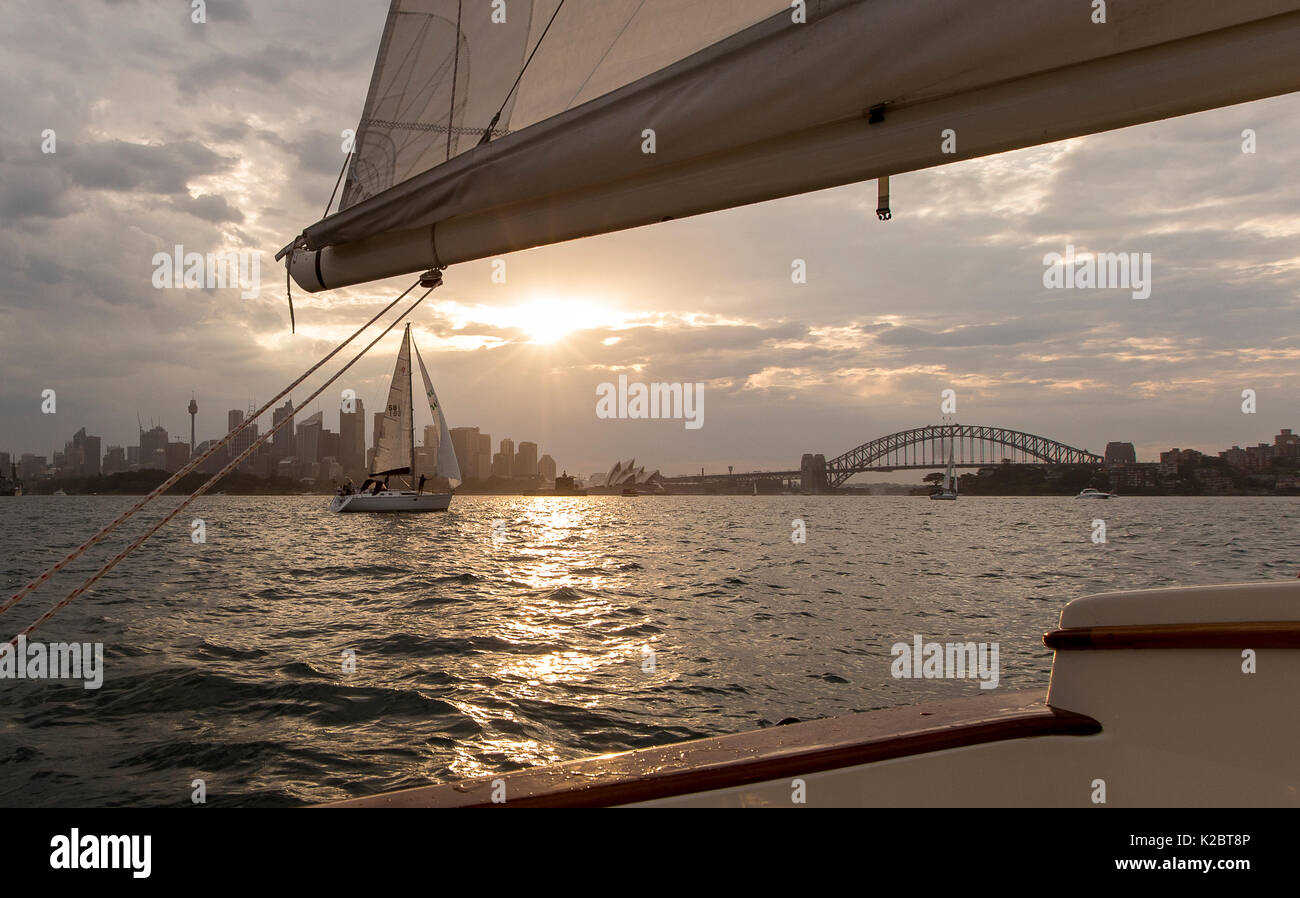 Boom der Luxus Yacht segeln bei Sonnenuntergang im Hafen von Sydney, New South Wales, Australien, Oktober 2012. Alle nicht-redaktionelle Verwendungen muß einzeln beendet werden. Stockfoto