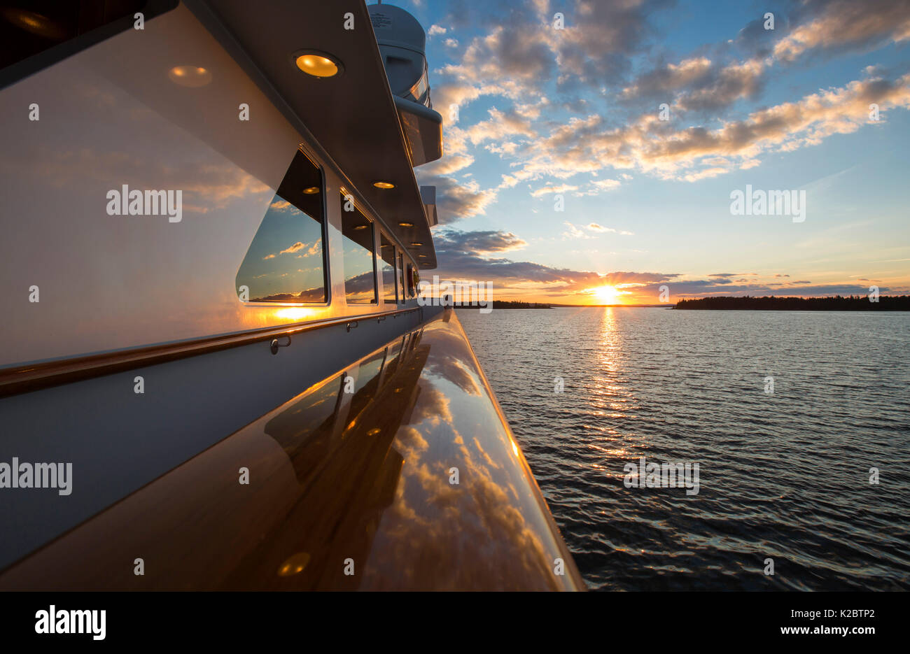 Sonnenuntergang von der Yacht Lady J in der Nähe von Butter Island, Maine, USA, August 2012. Stockfoto
