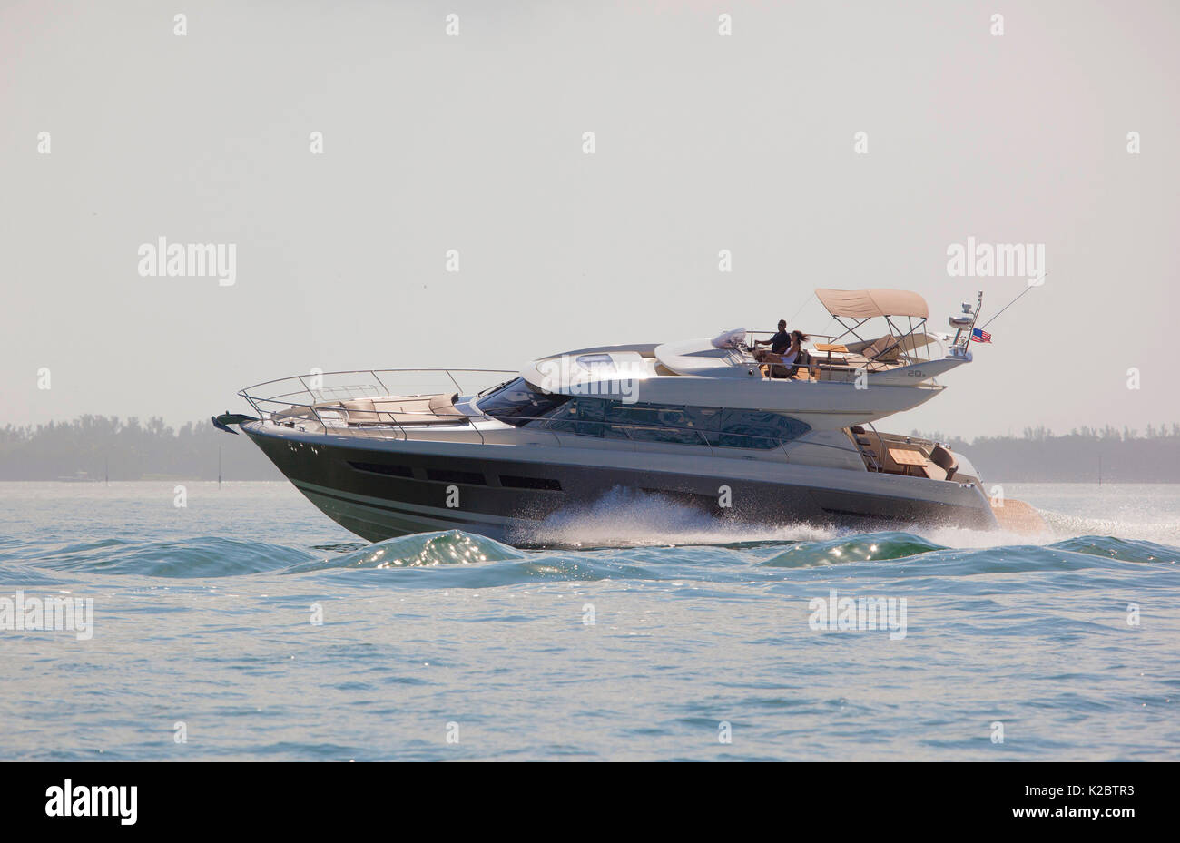 Prestige 620 S Motorboot in Miami, Florida, USA, Februar 2013. Stockfoto