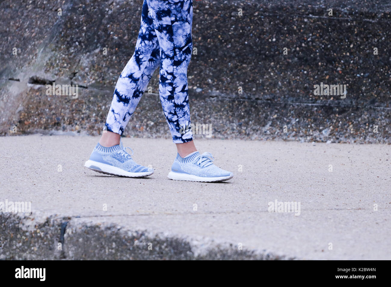 Junge weibliche laufen/wandern in blau Adidas ultra boost Trainer Stockfoto