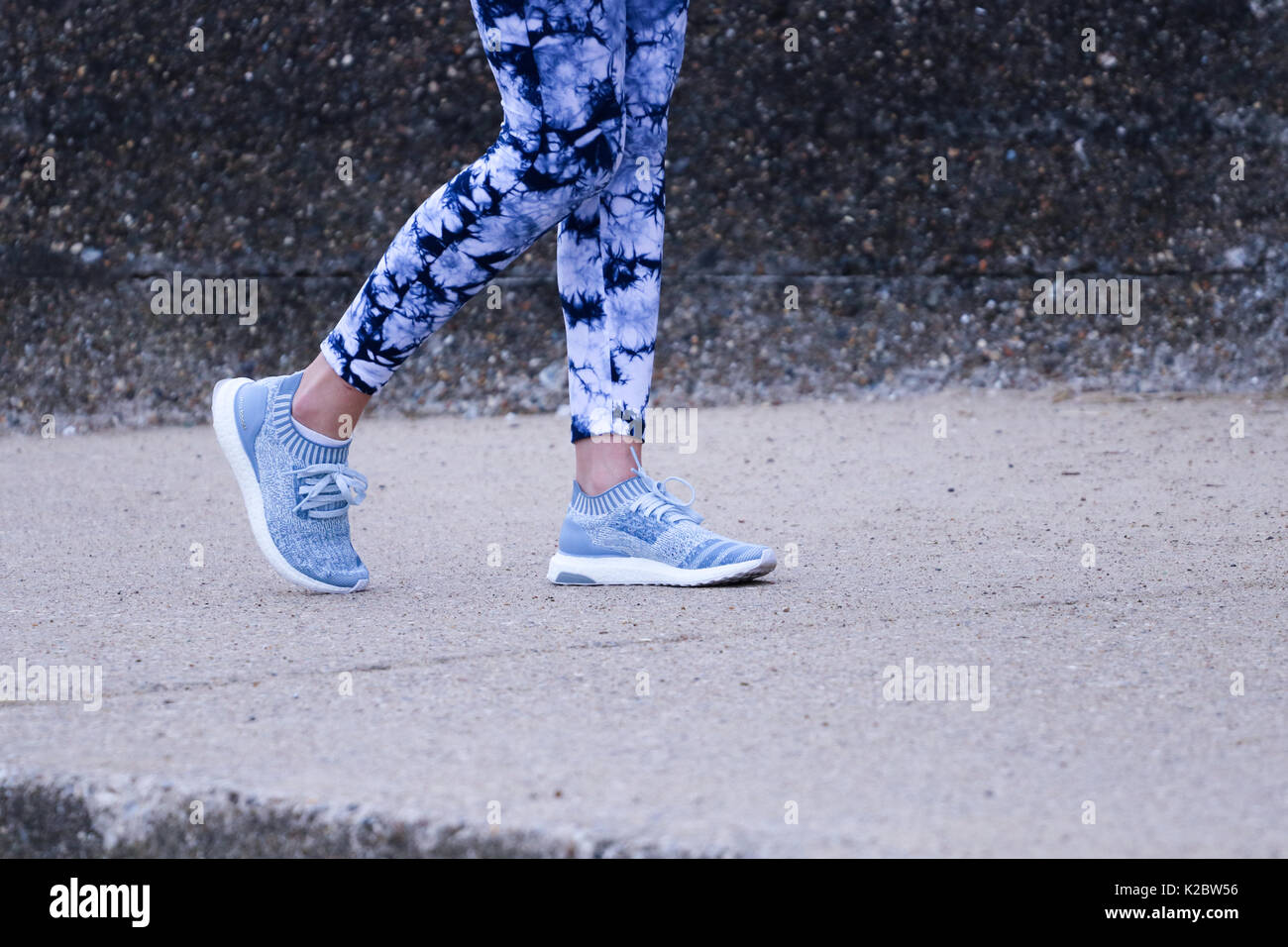 Junge weibliche laufen/wandern in blau Adidas ultra boost Trainer  Stockfotografie - Alamy
