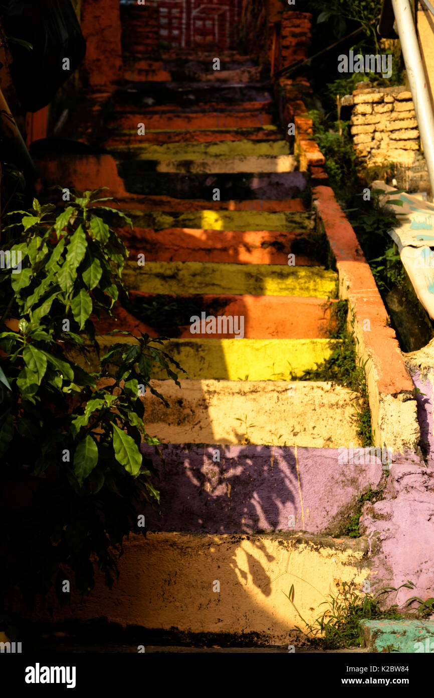 Schatten auf eine bunte Treppe in Kampung Batik Batik (Dorf), Semarang, Java, Indonesien Stockfoto