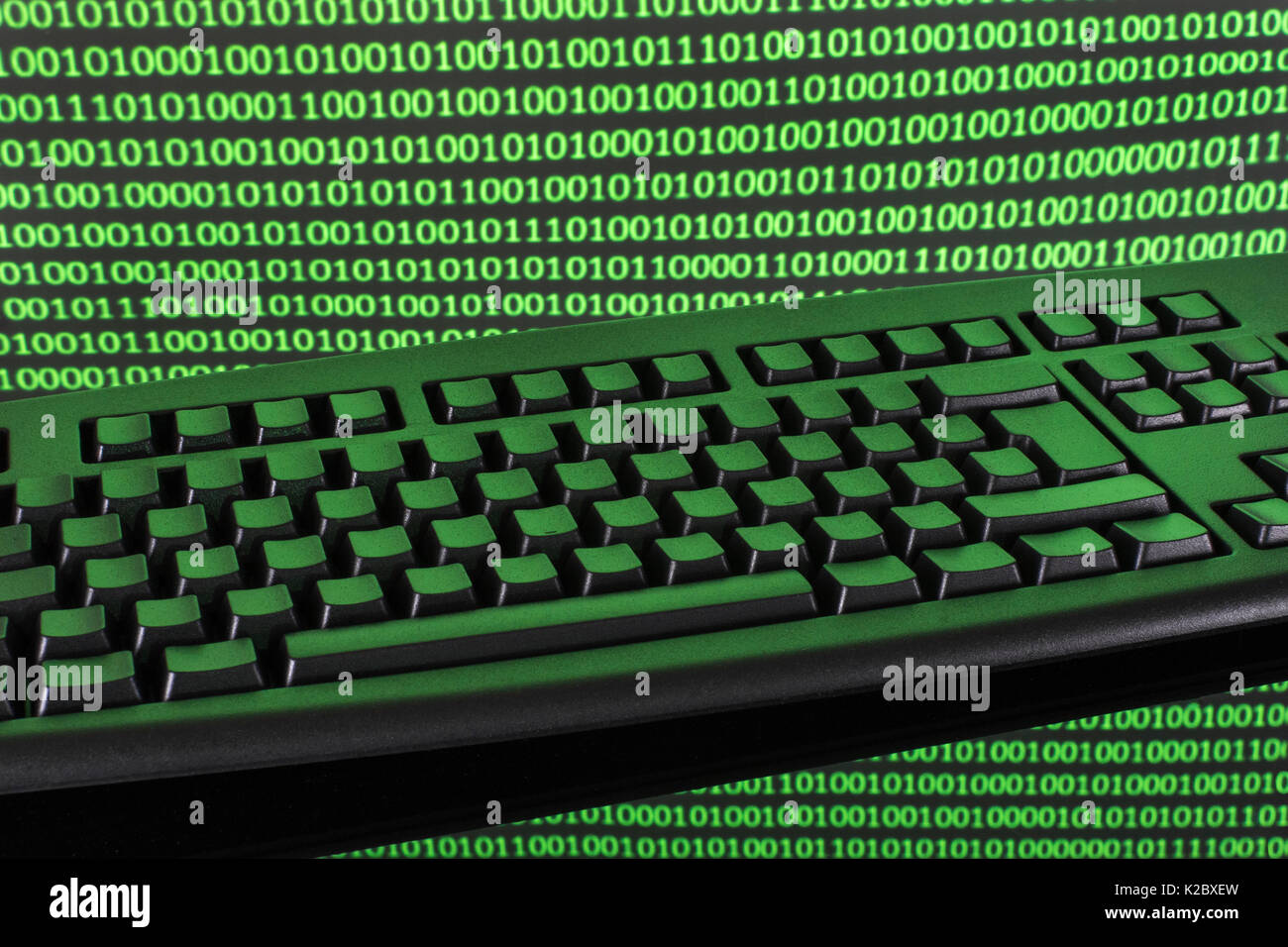 Tastatur, Schwarz + Binär Code - für online Transaktionen, Computerkriminalität darkweb, Hacking, Abwehr von Cyberattacken, Datenschutz Cyber-Diebstahl, 1s und 0s, hacktivismus. Stockfoto