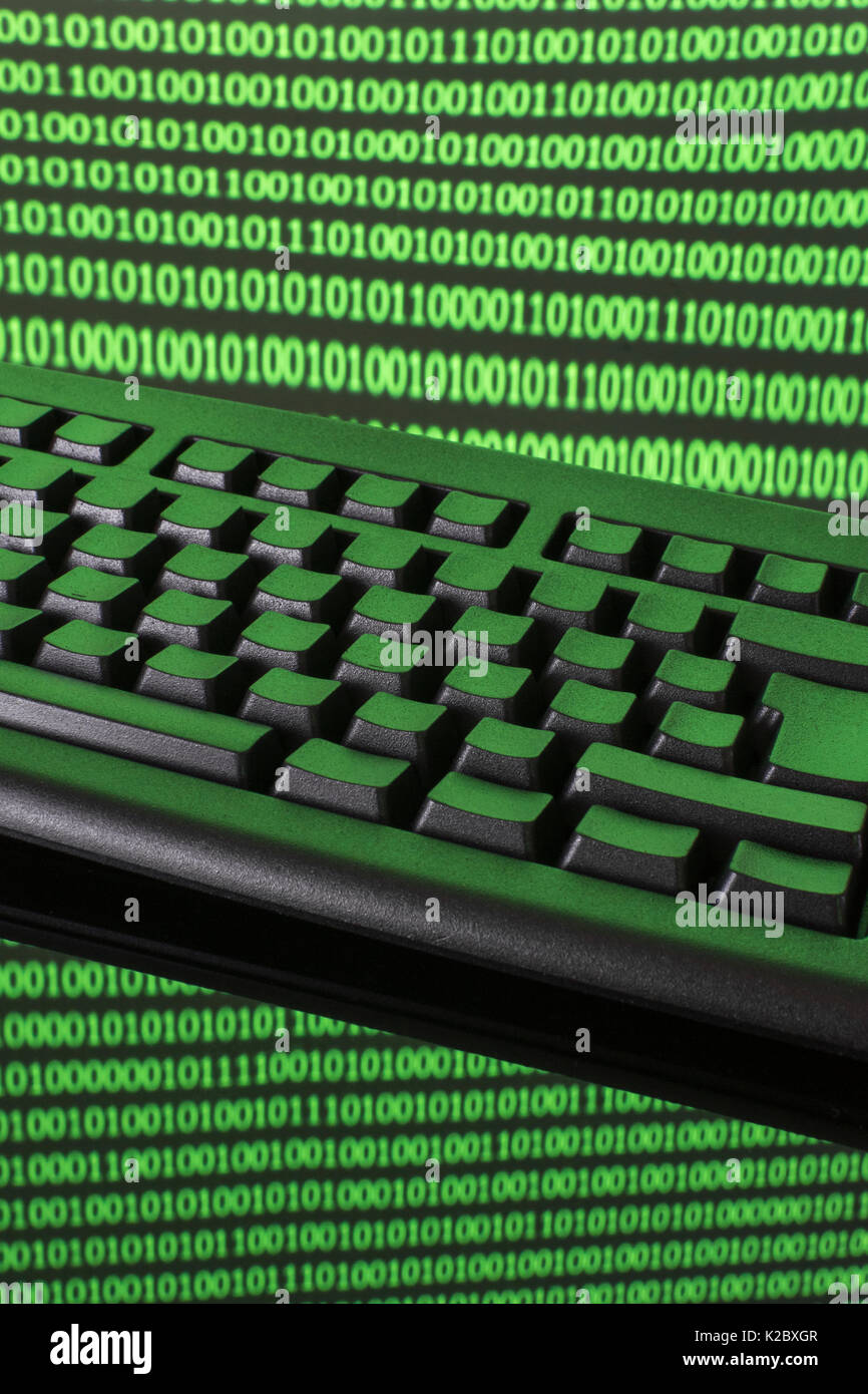 Tastatur, Schwarz + Binär Code - für online Transaktionen, Computerkriminalität darkweb, Hacking, Abwehr von Cyberattacken, Datenschutz Cyber-Diebstahl, 1s und 0s, hacktivismus. Stockfoto