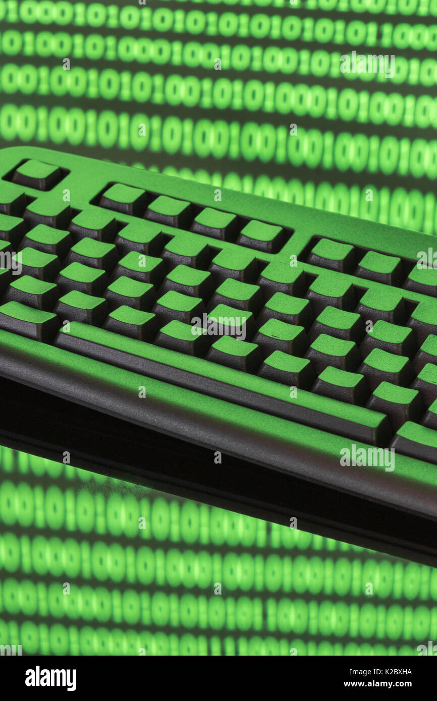 Tastatur, Schwarz + Binär Code - für online Transaktionen, Computerkriminalität darkweb, Hacking, Abwehr von Cyberattacken, Datenschutz Cyber-Diebstahl, 1s und 0s, hacktivismus. Stockfoto
