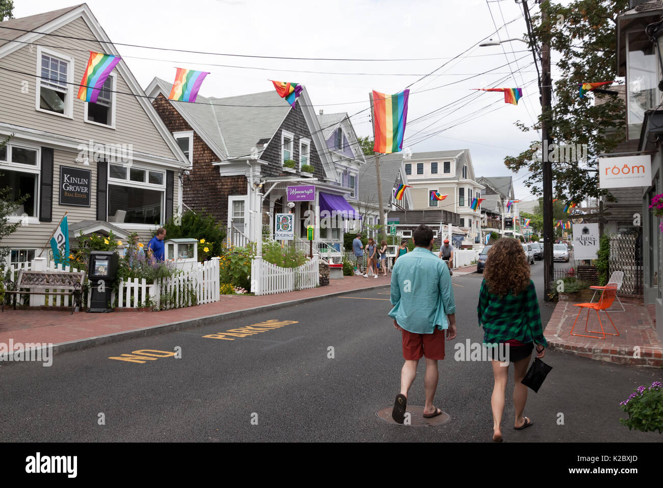 Menschen zu Fuß auf Commercial Street in Provincetown, Massachusetts, Cape Cod, USA. Stockfoto