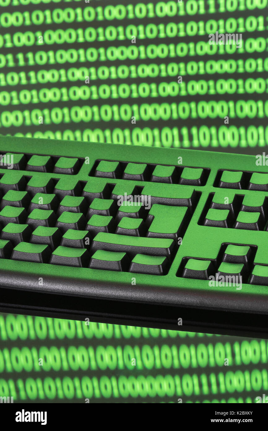 Tastatur, Schwarz + Binär Code - für online Transaktionen, Computerkriminalität darkweb, Hacking, Abwehr von Cyberattacken, Datenschutz Cyber-Diebstahl, 1s und 0s, hacktivismus. Stockfoto