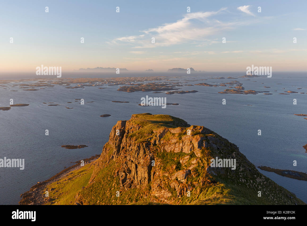 Rostlandet und Rost Insel, betrachtet aus Vedoya Insel. Rost, Lofoten, Nordland, Norwegen. Juli. Stockfoto