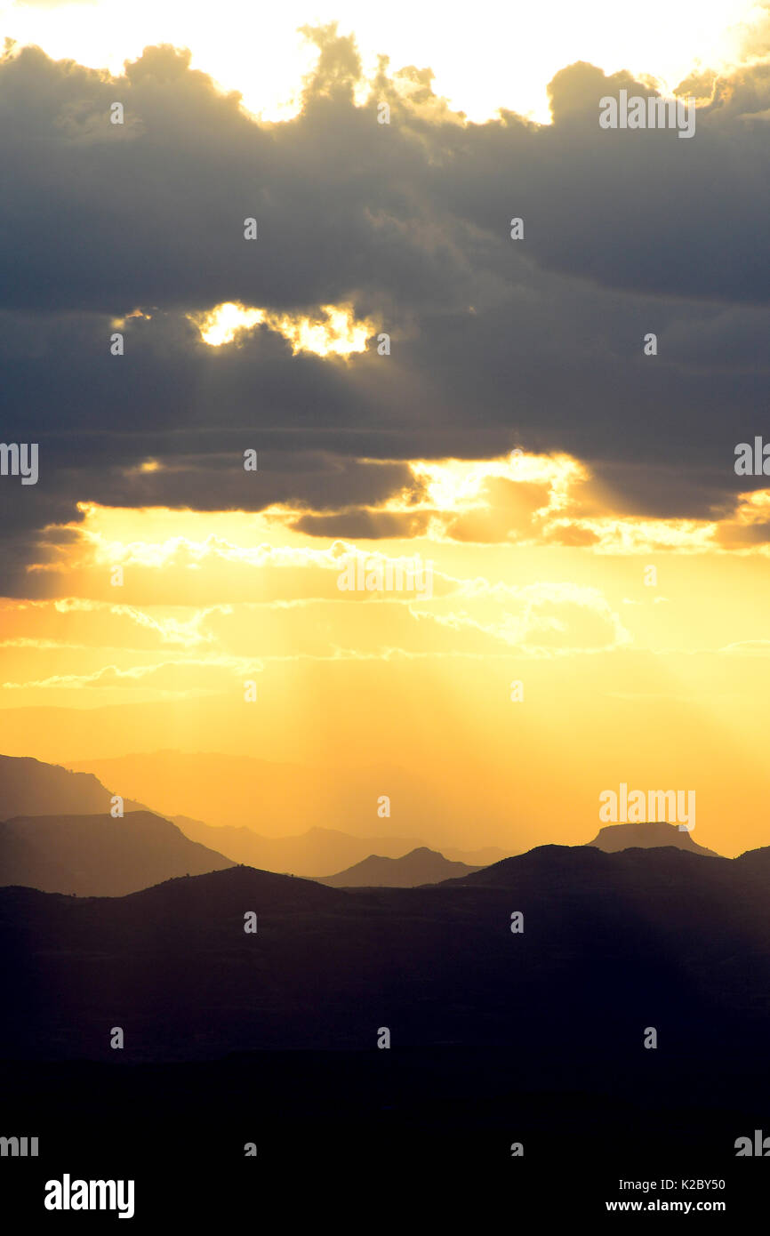 Sturm in der Lasta Berge, mit Sonnenstrahlen glänzenden aus den Wolken, Lalibela. Äthiopien, November 2014 Stockfoto