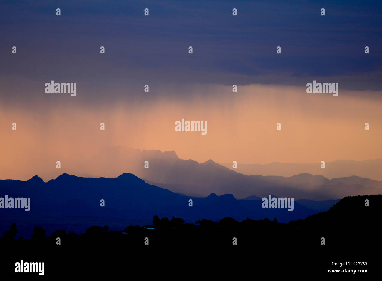 Sturm über Lasta Berge in der Abenddämmerung, Lalibela. Äthiopien, November 2014 Stockfoto