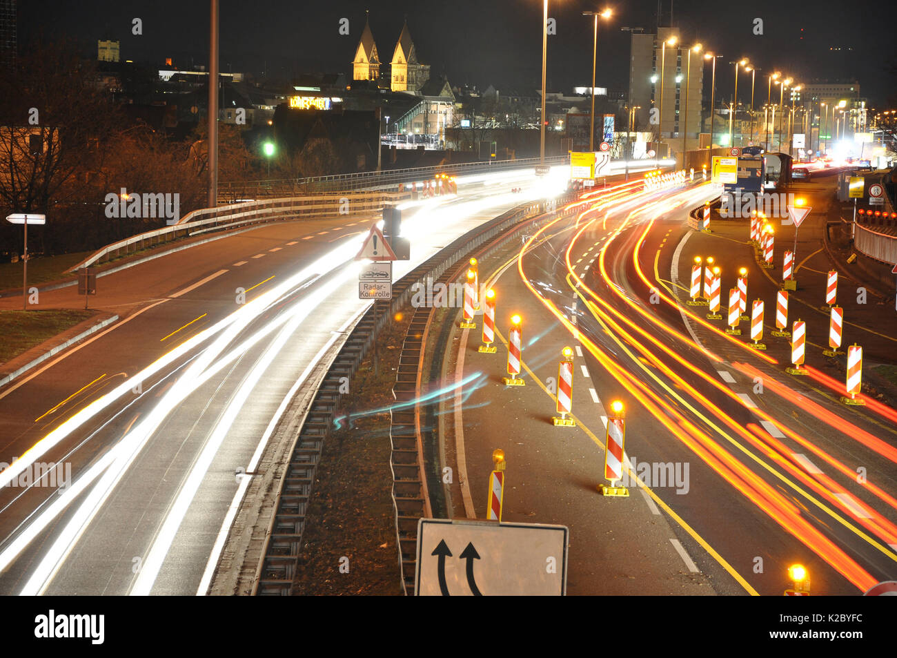 14.11.2011 Koblenz Deutschland - Auto leuchtet auf einer deutschen Autobahn Baustelle mit Zeichen in der Nacht, Langzeitbelichtung Foto des Verkehrs Stockfoto