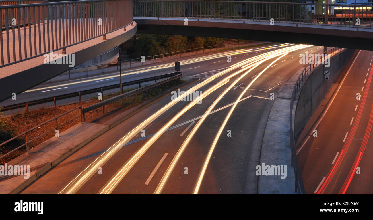 Auto leuchtet auf einer deutschen Autobahn Baustelle mit Zeichen in der Nacht, Langzeitbelichtung Foto des Verkehrs Stockfoto
