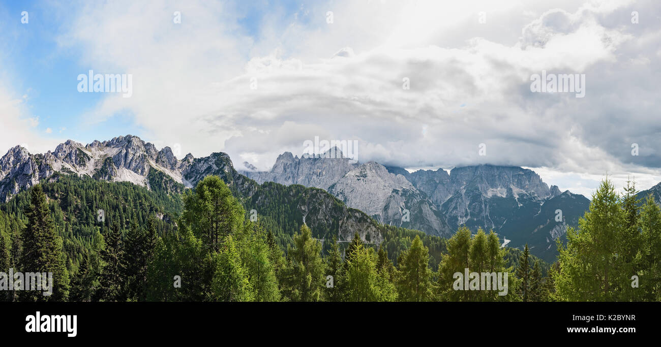 Wunderschönen Bergpanorama mit Wald, blauen Himmel und Wolken. Italienische Alpen. Stockfoto