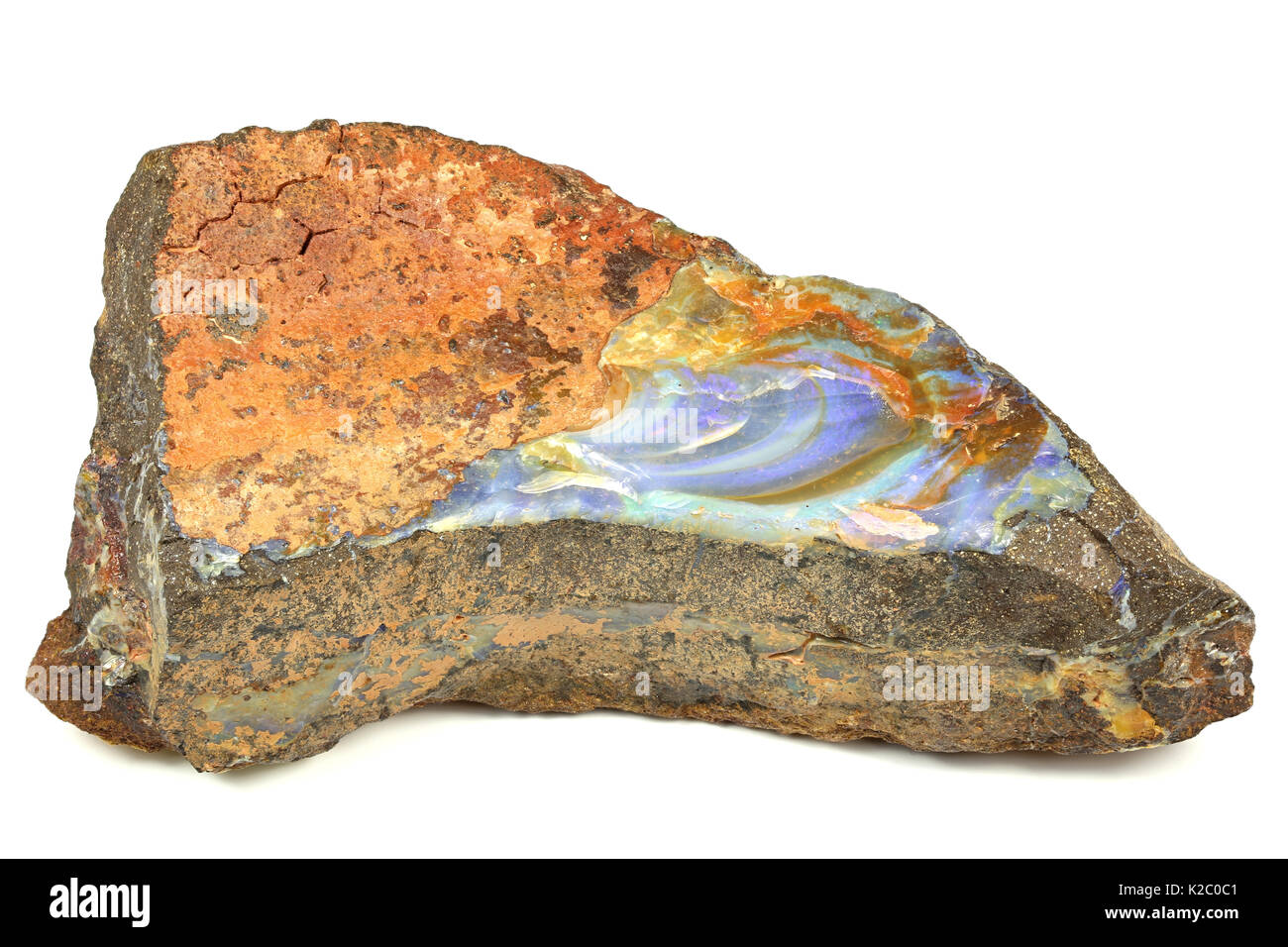Boulder Opal gefunden in Queensland / Australien isoliert auf weißem Hintergrund Stockfoto