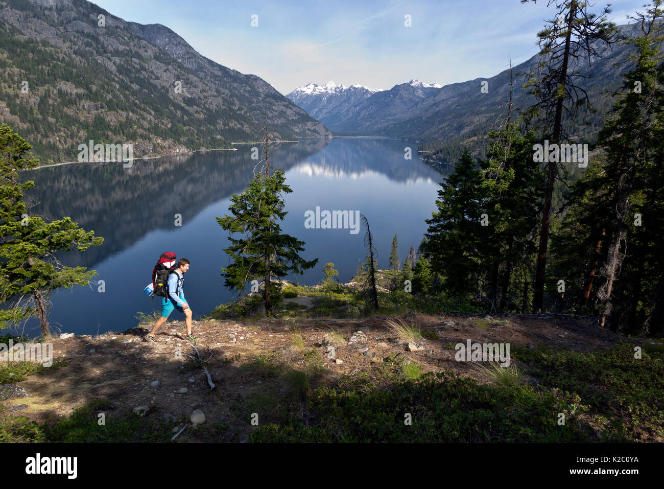 Michael Frühling Wandern auf dem Lake Chelan Trail zwischen Moor und Chelan, Lake Chelan National Recreation Area, Washington, USA, Mai 2015. Stockfoto