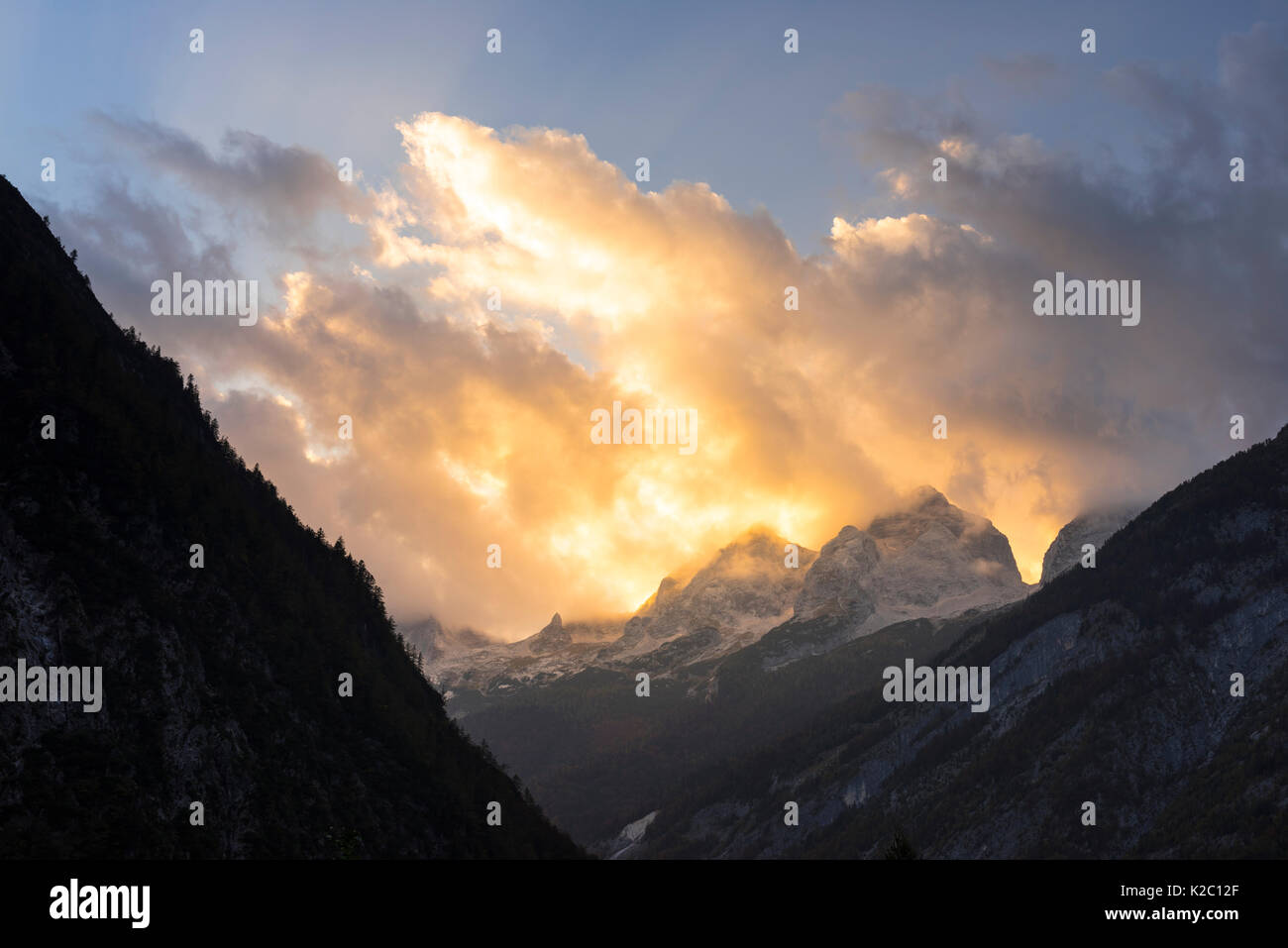 Sonnenuntergang beleuchtet Wolken über die Berge, den Nationalpark Triglav, Julische Alpen, Slowenien, Oktober 2014. Stockfoto