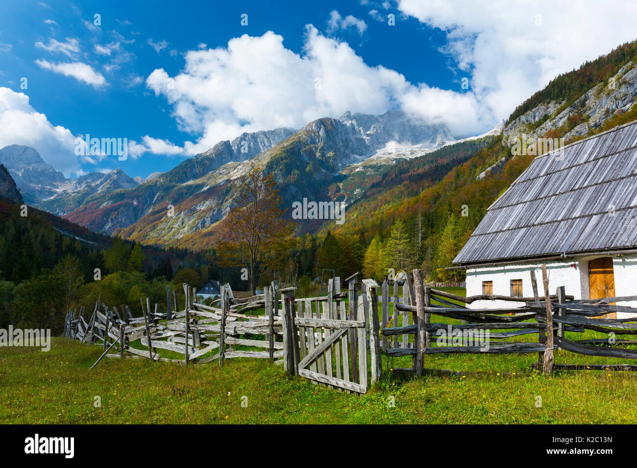 Haus in Soca Valley, Triglav Nationalpark, die Julischen Alpen, Bovec, Slowenien, Oktober 2014. Stockfoto