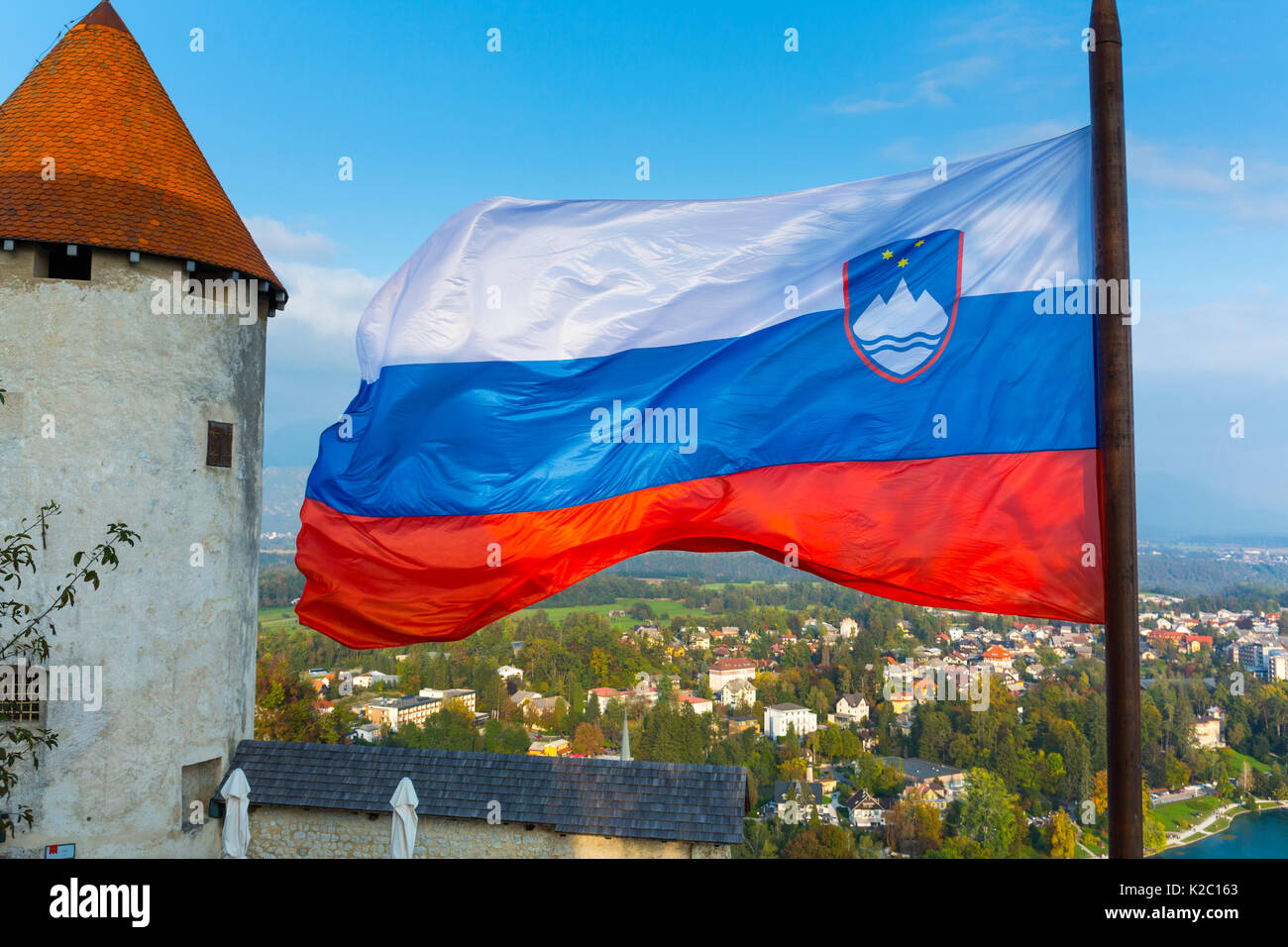 Die Burg von Bled mit der Slowenischen Flagge, Bled, Slowenien, Oktober 2014. Stockfoto