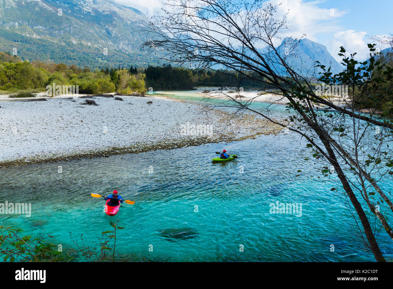 Kayaker im Fluss Soca, Soca Tal, die Julischen Alpen, Bovec, Slowenien, Oktober. Stockfoto